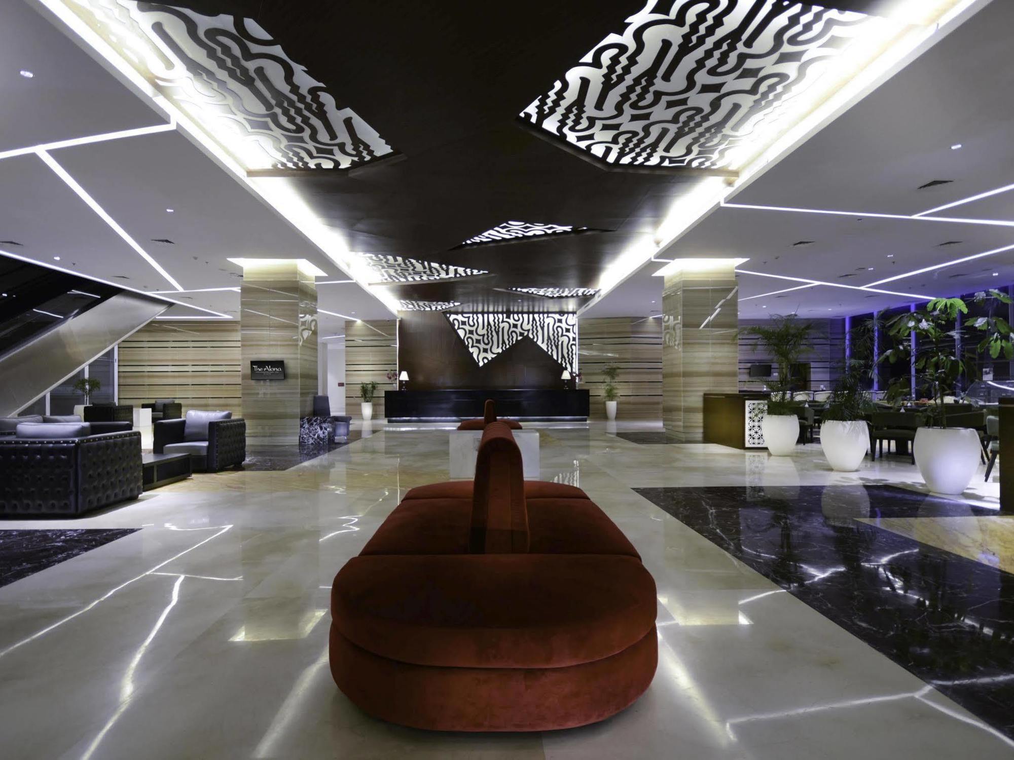 The Alana Hotel & Convention Center Solo By Aston Esterno foto